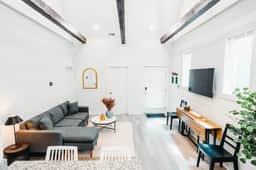 Cute Fountain Square Cottage-sleeps 4