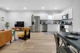 Luxe Downtown Townhome-Sleeps 6 Brand New Build!