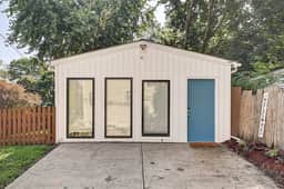 Walkable to Mass Ave and more! Sleeps 2
