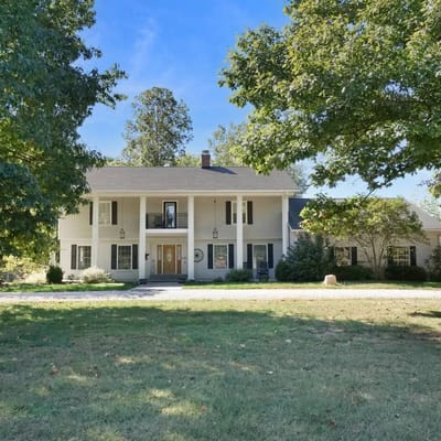 Avon Farmhouse-Sleeps 14 Game Room, Hot Tub, Pond!