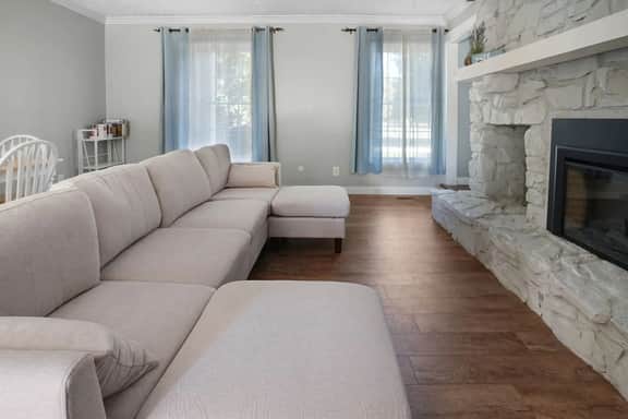Avon Farmhouse-Sleeps 14 Game Room, Hot Tub, Pond!