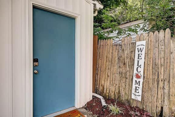 Walkable to Mass Ave and more! Sleeps 2