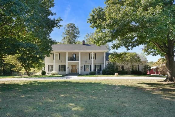 Avon Farmhouse-Sleeps 14 Game Room, Hot Tub, Pond!