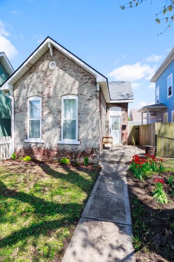 Charming 1800's Tiny Cottage | Walk to Lucas Oil!