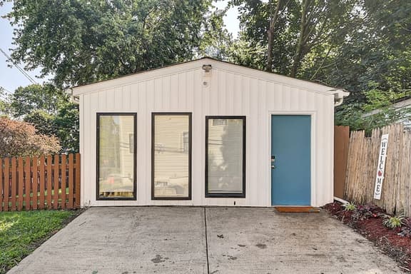 Walkable to Mass Ave and more! Sleeps 2