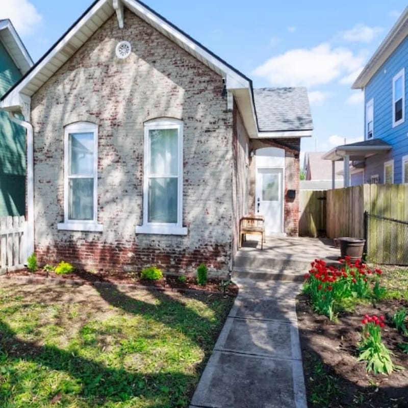 Charming 1800's Tiny Cottage | Walk to Lucas Oil!